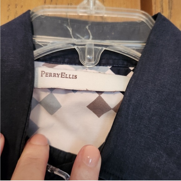 Men’s dress shirt.                   32 - Picture 4 of 6